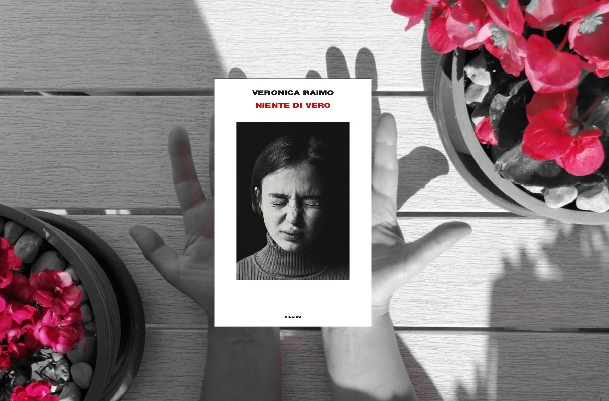 Niente di vero di Veronica Raimo, recensione: Un libro tra le mani