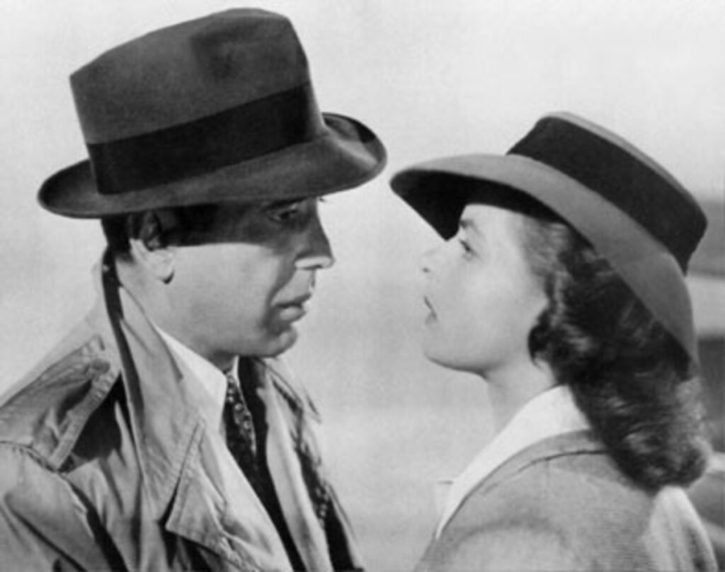 Ingrid Bergman e Humphrey Bogart nella scena finale di Casablanca indossano la fedora citata nel libro
